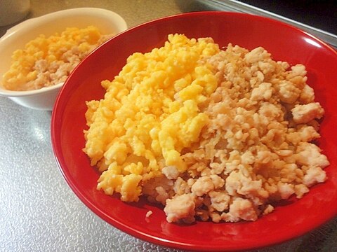 二色のそぼろ丼